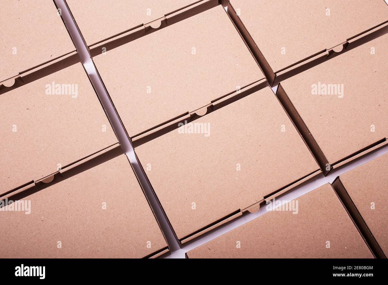 Jeu de boîtes en carton marron Craft en rangées, en arrière-plan Banque D'Images