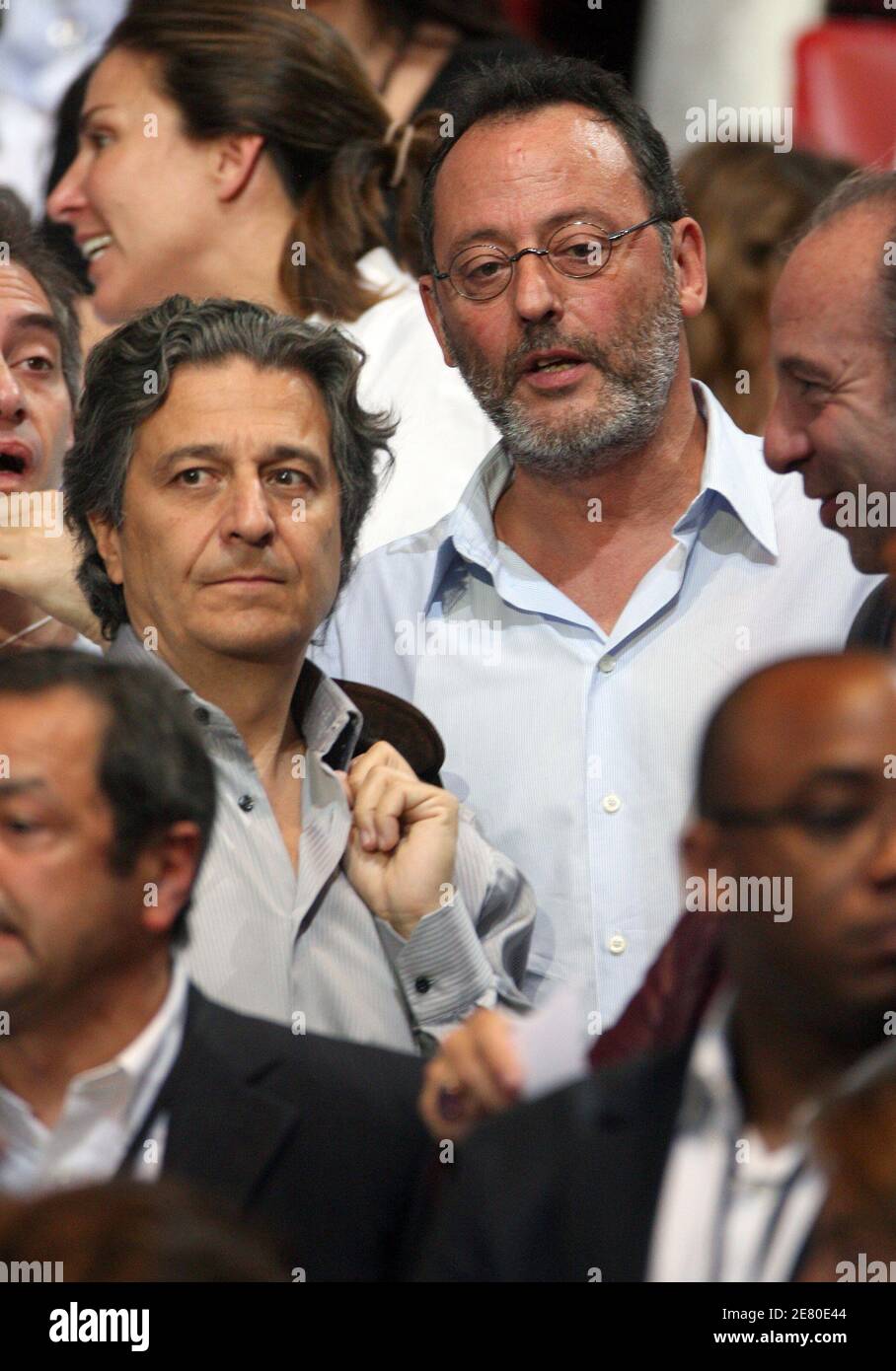 Christian clavier et Jean Reno sont vus à l'écoute du favori présidentiel  Nicolas Sarkozy qui s'adonne à des dizaines de milliers de supporters à la  salle de concert Paris Bercy à Paris,