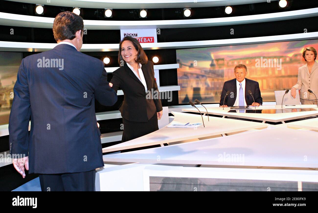 Le candidat à la présidence française, l'aile droite de l'UMP Nicolas Sarkozy (L), milite de la main avec le socialiste Ségolène Royal, le 2 mai 2007 pour le début du débat de deux heures en face à face sur la télévision SFP à Boulogne-Billancourt, à l'ouest de Paris. La France a une tradition de duels télévisés entre les candidats à la présidence, qui ont parfois basculé l'élection de l'un des candidats, mais Royal est la première femme à y participer. Photo pool par Thomas Coex/ABACAPRESS.COM Banque D'Images