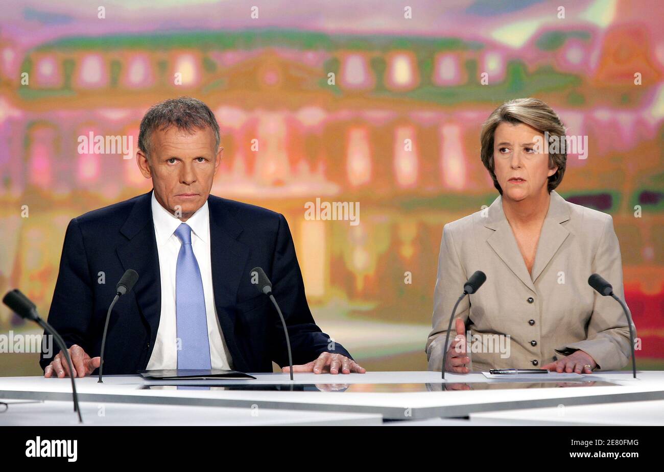 Arlette Chabot (R) et Patrick Poivre d'Arvor Wait, 02 mai 2007 sur le SFP à Boulogne-Billancourt, à l'ouest de Paris, avant le début du débat de deux heures en face à face entre les candidats français à la présidence, le socialiste Segolene Royal et l'aile droite de l'UMP, Nicolas Sarkozy. La France a une tradition de duels télévisés entre les candidats à la présidence, qui ont parfois basculé l'élection de l'un des candidats, mais Royal est la première femme à y participer. Photo pool par Thomas Coex/ABACAPRESS.COM Banque D'Images