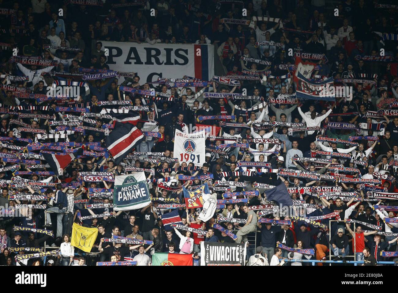 Les fans de PSG lors du Championnat de France , PSG vs Lyonnais Olympique au stade du Parc des Princes à Paris, France, le 5 mai 2007. Le jeu s'est terminé par un tirage 1-1. Photo de Christian Liewig/ABACAPRESS.COM Banque D'Images