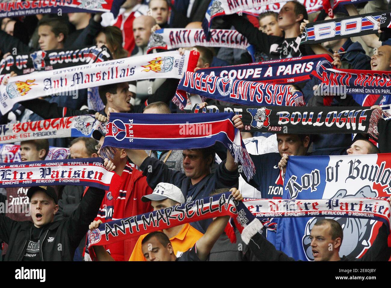 Les fans de PSG lors du Championnat de France , PSG vs Lyonnais Olympique au stade du Parc des Princes à Paris, France, le 5 mai 2007. Le jeu s'est terminé par un tirage 1-1. Photo de Christian Liewig/ABACAPRESS.COM Banque D'Images