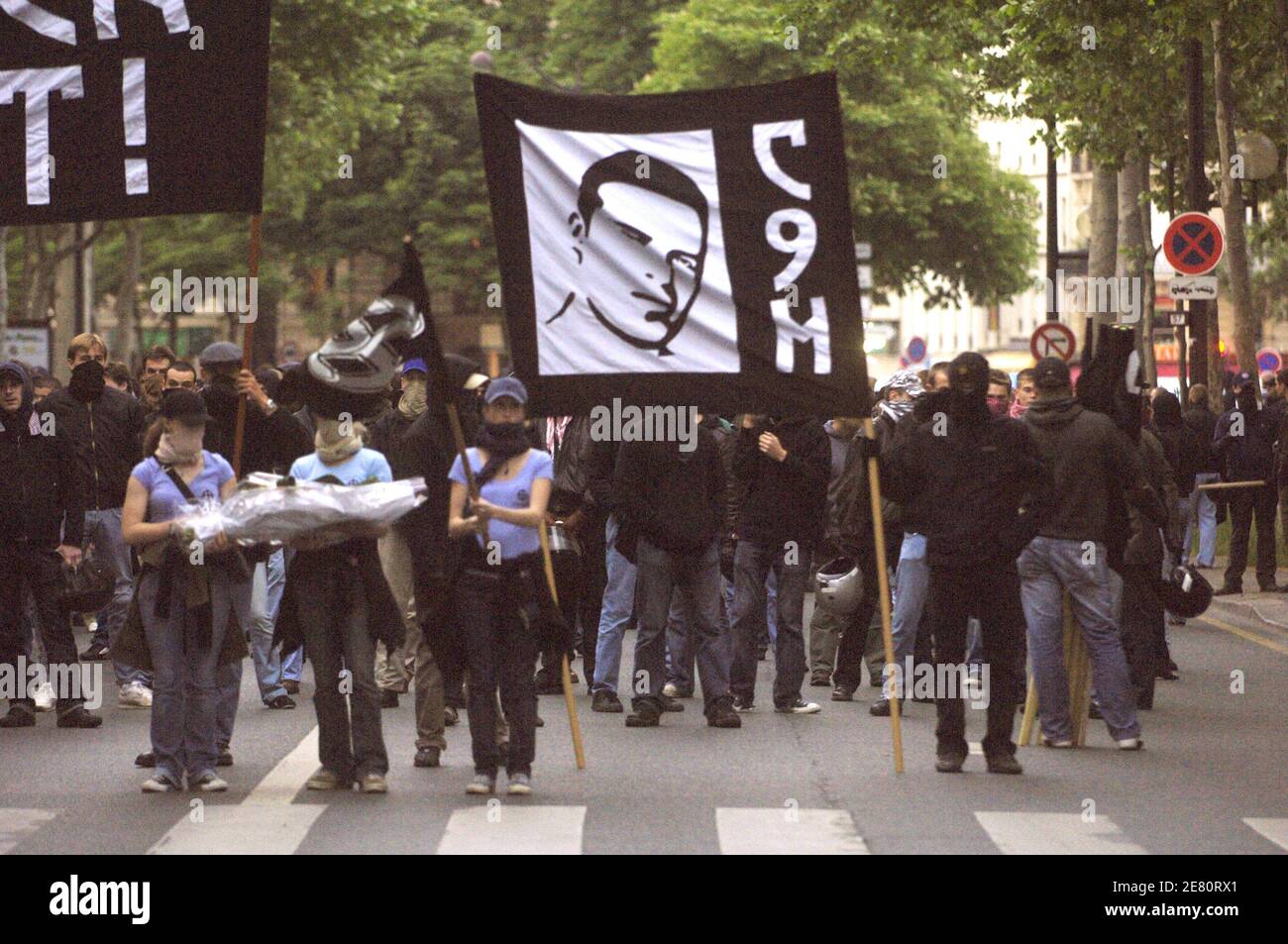 Mouvements français ultra-droit (Bloc identitaire, Front National Jeunesse, PSG football Supporters Kops de Boulogne...) mars à Paris, France, le 9 mai 2007, pour rendre hommage à Sébastien Deyzieu, un membre français d'extrême-droite est décédé lors d'une manifestation nationaliste en 1994 à Paris. Photo de Jules Motte/ABACAPRESS.COM Banque D'Images