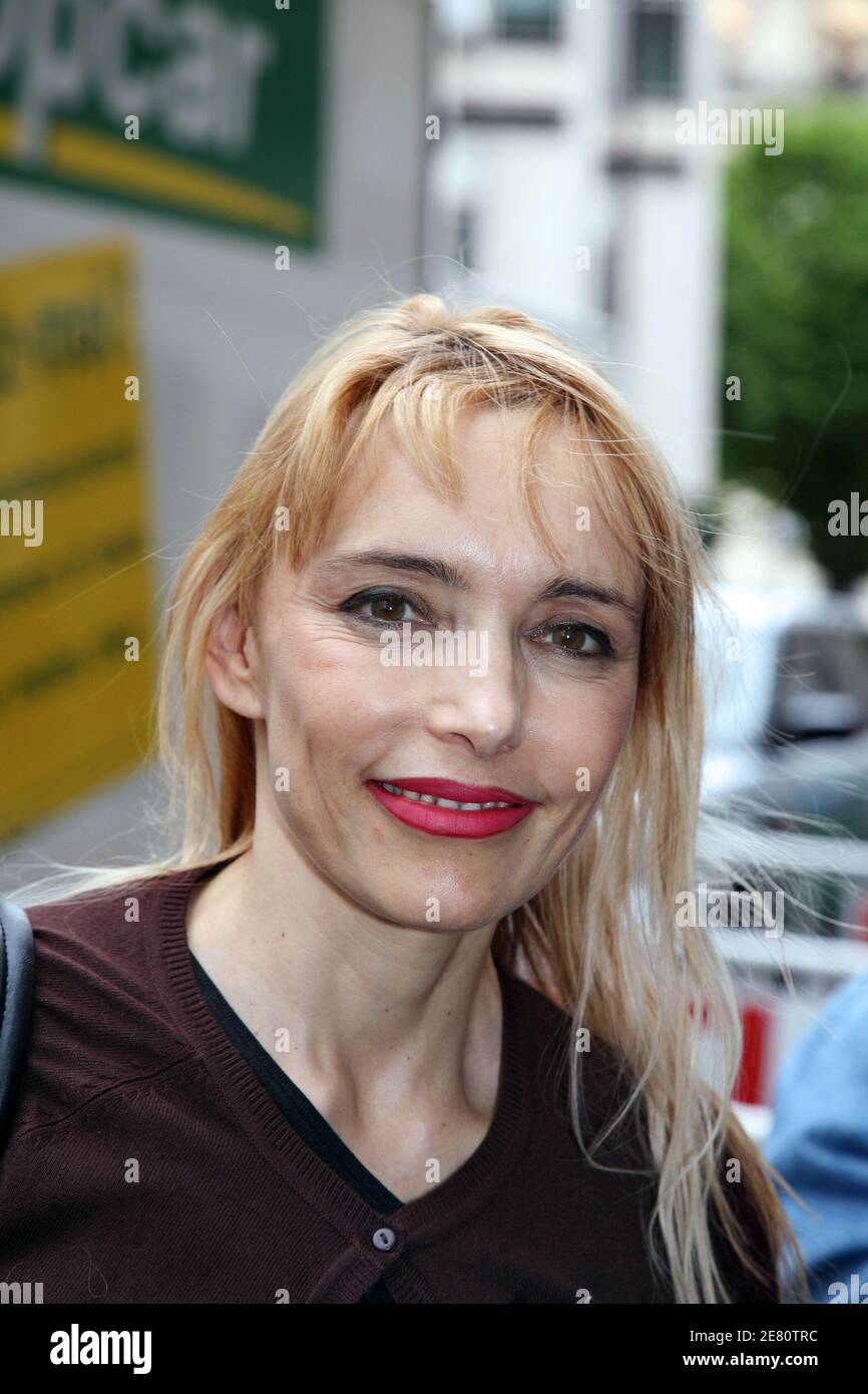 EXCLUSIF. La chanteuse française Jeanne Mas arrive à une station de radio 'Fun radio' pour promouvoir son nouvel album à Paris, France, le 4 mai 2007 photo de Denis Guignebourg/ABACAPRESS.COM Banque D'Images