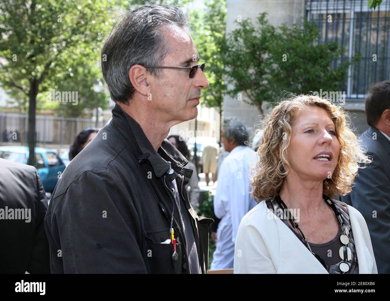 Qui Est La Femme De Thierry Lhermitte L'acteur Thierry Lhermitte et son épouse assistent à l'inauguration du  jardin de Marie Trintignant (actrice française décédée en 2003) au Quai des  Celestins à Paris, France, le 13 mai 2007 photo de