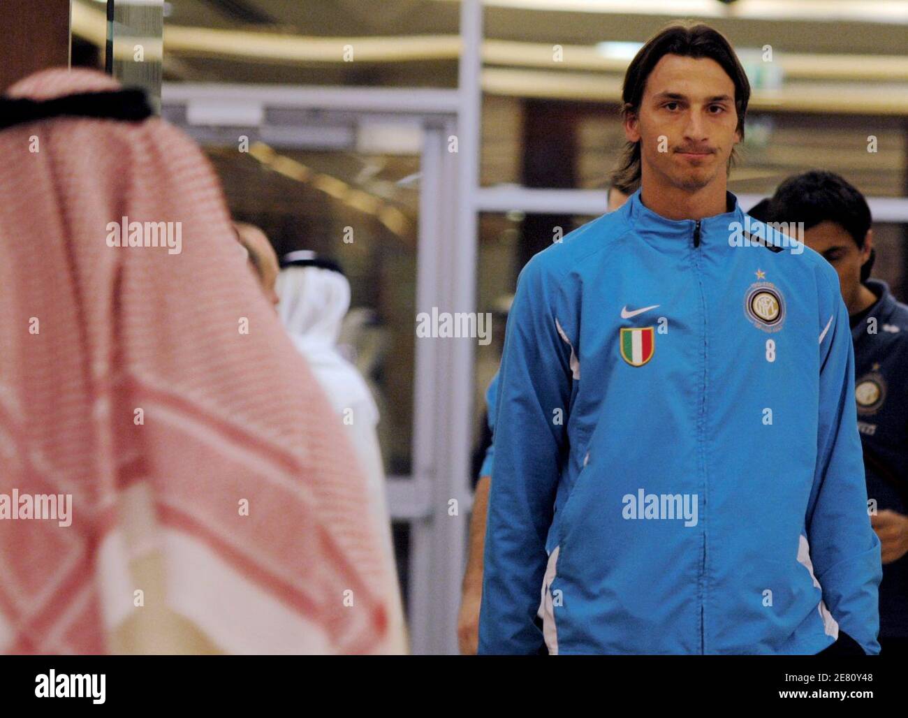 Zlatan Ibrahimovic du club de football italien Inter Milan arrive à l'aéroport international de Dubaï pour le 2e Championnat international de football Mohammed Bin Rashid à Dubaï, le 2 janvier 2008. REUTERS/Jumana El Heloueh (ÉMIRATS ARABES UNIS) Banque D'Images