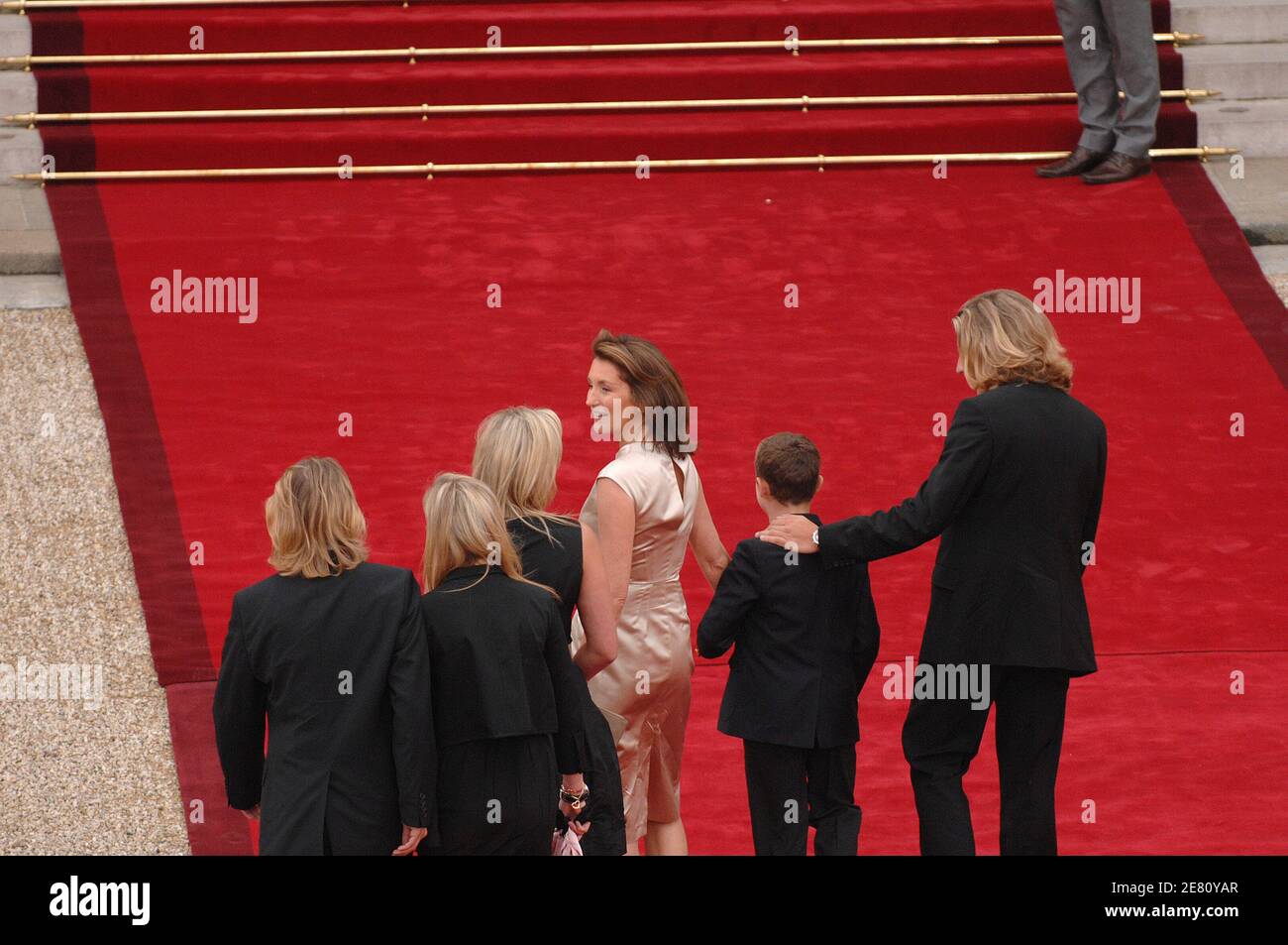 Cecilia Sarkozy arrive avec ses enfants et ceux de son mari à la cérémonie d'investiture du président élu Nicolas Sarkozy, qui s'est tenue à l'Elysée à Paris, en France, le 16 mai 2007. Photo de Nicolas Khayat/ABACAPRESS.COM Banque D'Images