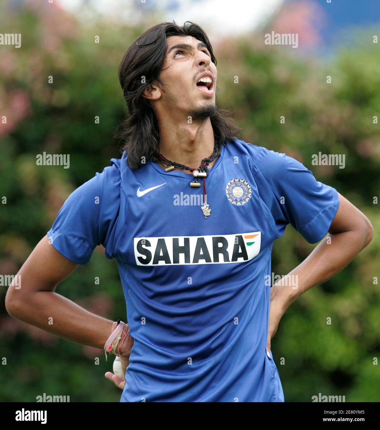 Ishant Sharma, l'Inde, regarde une balle voler au-dessus de sa tête lors d'une séance d'entraînement à Sydney le 22 février 2008, avant leur match de cricket d'une journée contre l'Australie. REUTERS/will Burgess (AUSTRALIE) Banque D'Images