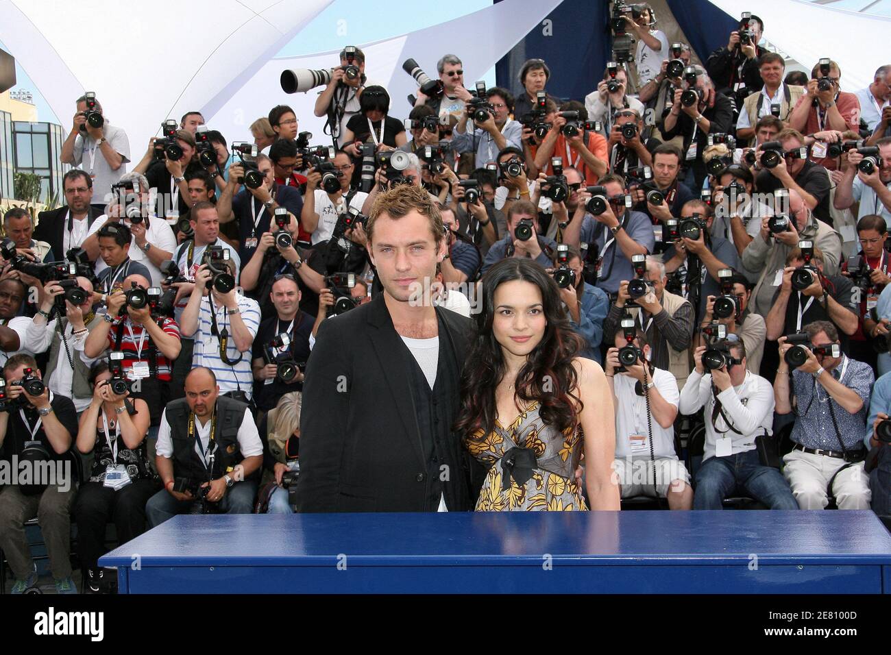 Jude Law et Norah Jones posent pour les médias lors d'un photocall pour « My Blueberry Nights » lors du 60ème Festival International du film à Cannes, France, le 16 mai 2007. Photo de Hahn-Nebinger-Orban/ABACAPRESS.COM Banque D'Images