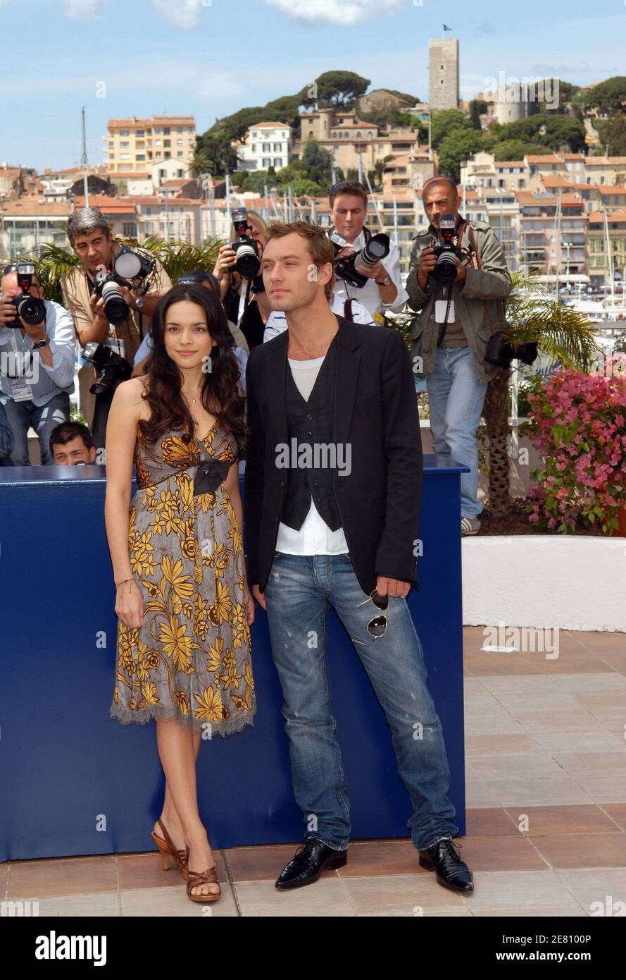 Jude Law et Norah Jones posent pour les médias lors d'un photocall pour « My Blueberry Nights » lors du 60ème Festival International du film à Cannes, France, le 16 mai 2007. Photo de Hahn-Nebinger-Orban/ABACAPRESS.COM Banque D'Images