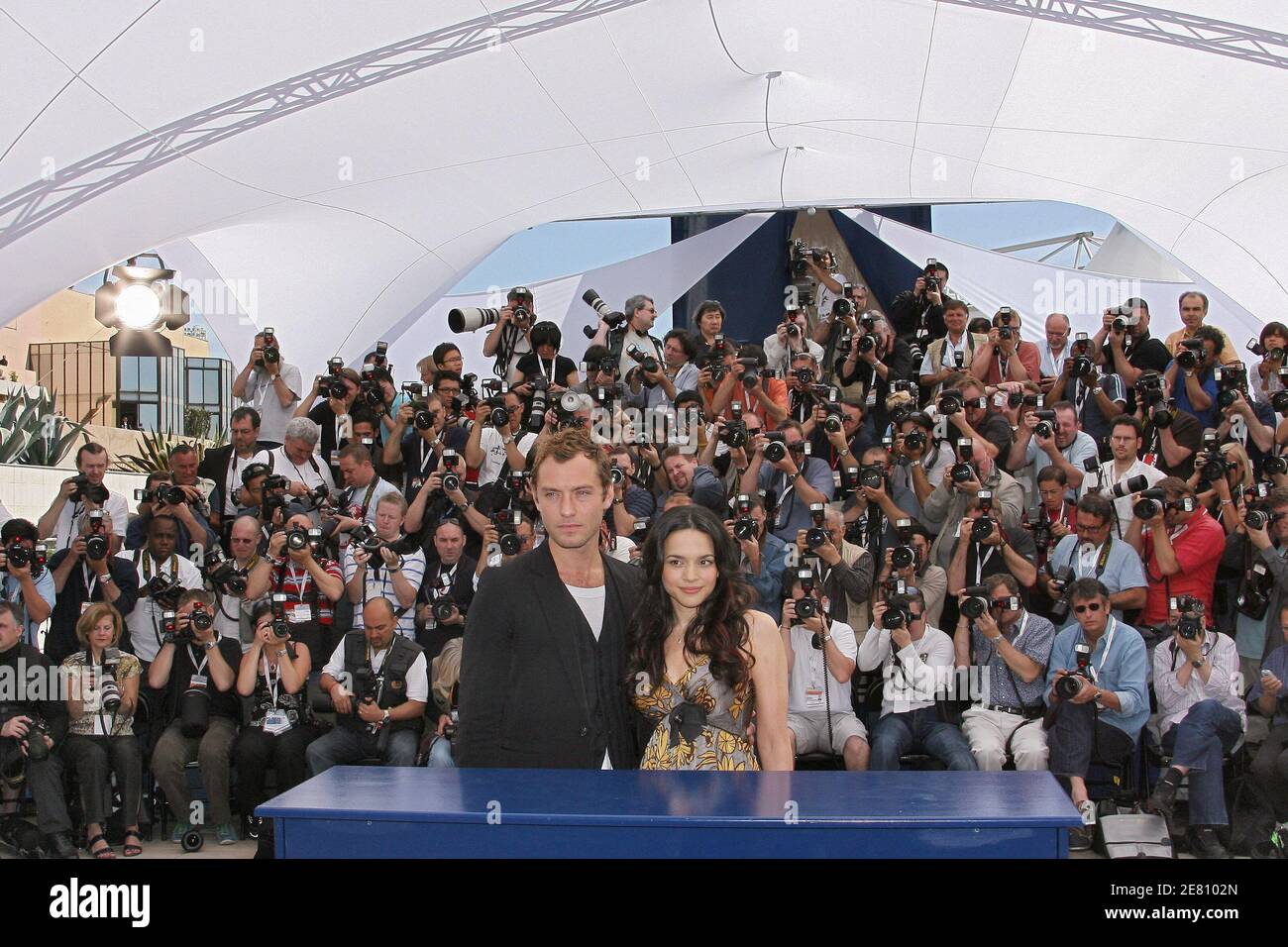 Jude Law et Norah Jones posent pour les médias lors d'un photocall pour « My Blueberry Nights » lors du 60ème Festival International du film à Cannes, France, le 16 mai 2007. Photo de Hahn-Nebinger-Orban/ABACAPRESS.COM Banque D'Images