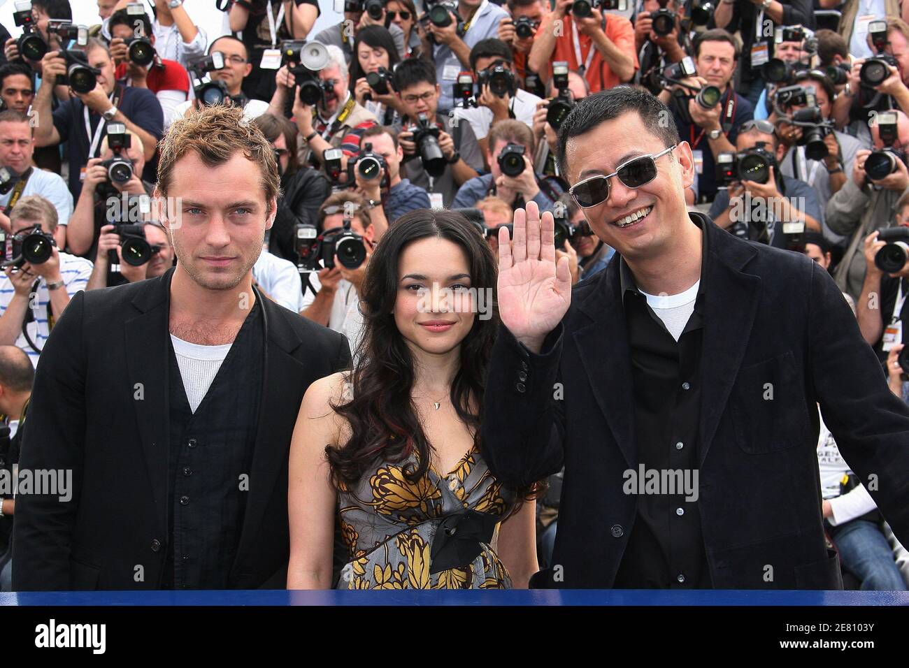Jude Law, Wong Kar Wai et Norah Jones se sont fait l'honneur des médias lors d'une séance photo pour « My Blueberry Nights » lors du 60ème Festival international du film à Cannes, en France, le 16 mai 2007. Photo de Hahn-Nebinger-Orban/ABACAPRESS.COM Banque D'Images