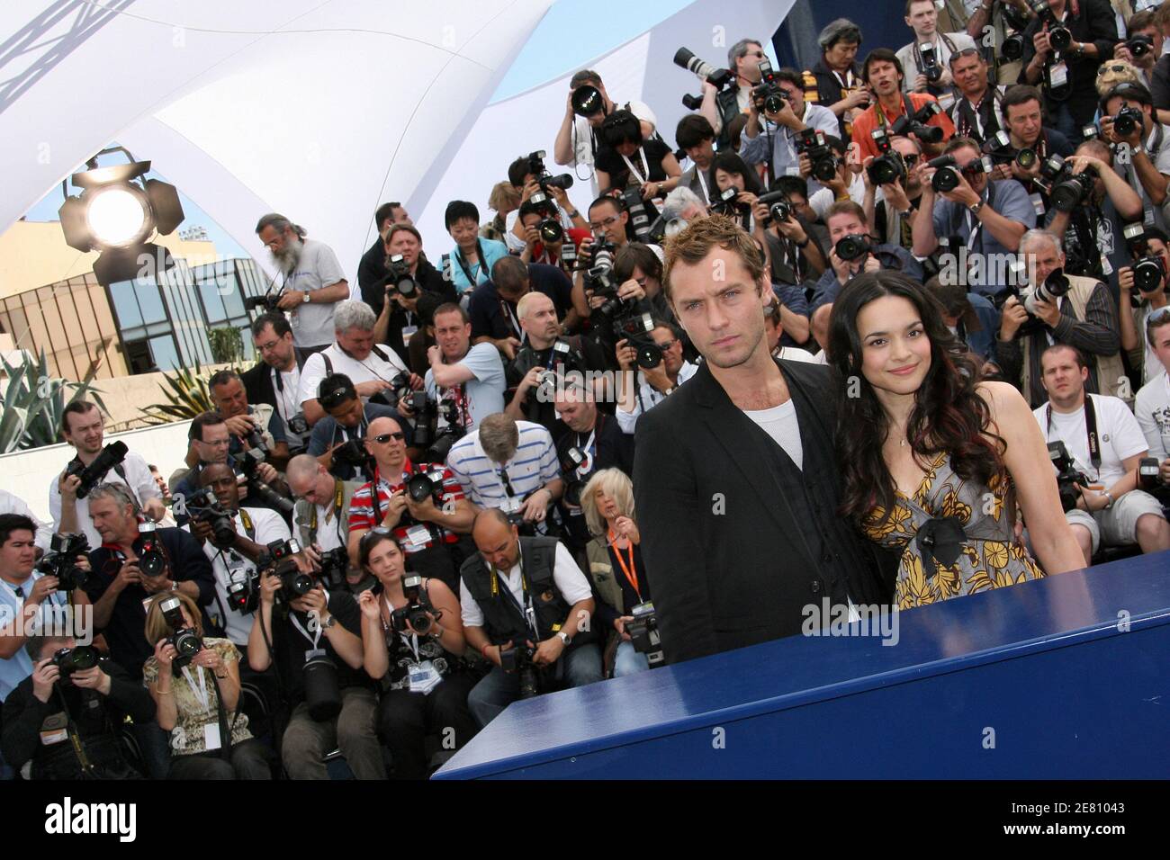 Jude Law et Norah Jones posent pour les médias lors d'un photocall pour « My Blueberry Nights » lors du 60ème Festival International du film à Cannes, France, le 16 mai 2007. Photo de Hahn-Nebinger-Orban/ABACAPRESS.COM Banque D'Images