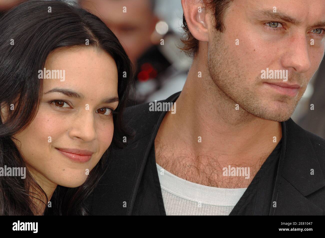 Jude Law et Norah Jones posent pour les médias lors d'un photocall pour « My Blueberry Nights » lors du 60ème Festival International du film à Cannes, France, le 16 mai 2007. Photo de Hahn-Nebinger-Orban/ABACAPRESS.COM Banque D'Images
