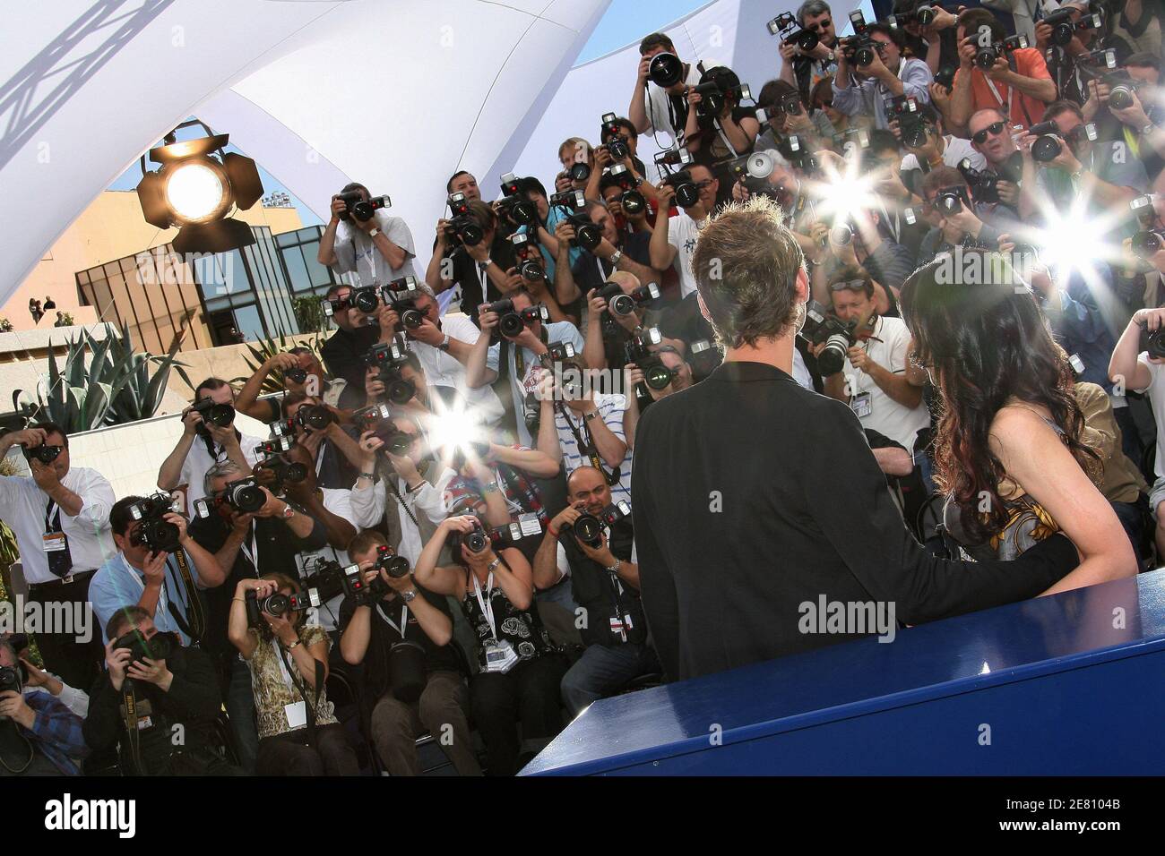 Jude Law et Norah Jones posent pour les médias lors d'un photocall pour « My Blueberry Nights » lors du 60ème Festival International du film à Cannes, France, le 16 mai 2007. Photo de Hahn-Nebinger-Orban/ABACAPRESS.COM Banque D'Images