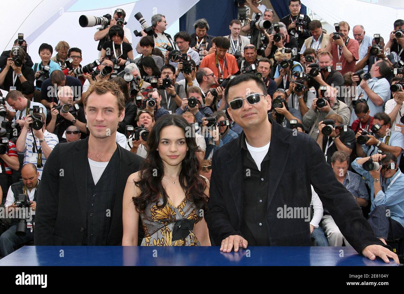 Jude Law, Wong Kar Wai et Norah Jones se sont fait l'honneur des médias lors d'une séance photo pour « My Blueberry Nights » lors du 60ème Festival international du film à Cannes, en France, le 16 mai 2007. Photo de Hahn-Nebinger-Orban/ABACAPRESS.COM Banque D'Images