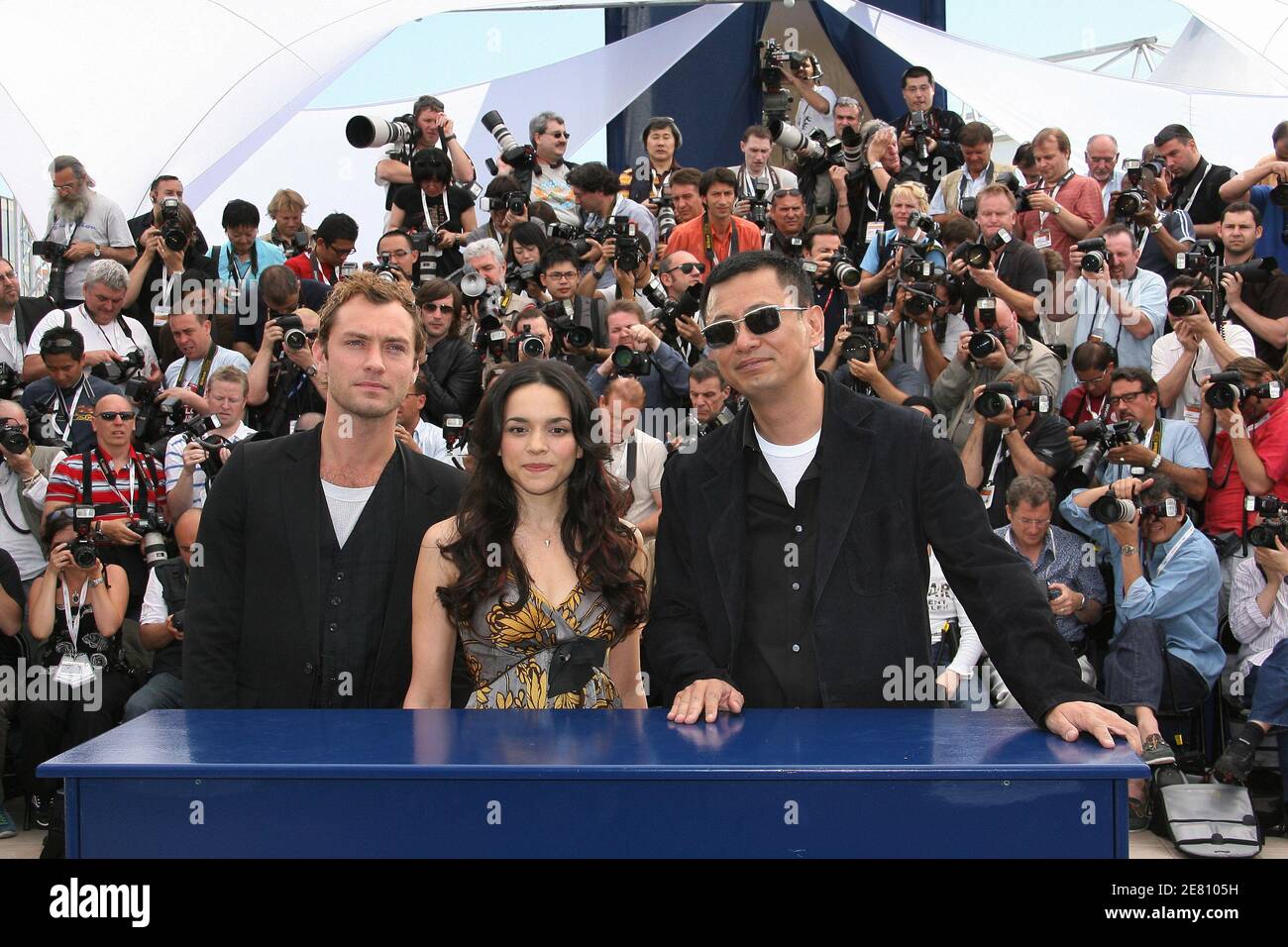 Jude Law, Norah Jones et Wong Kar Wai posent pour les médias lors d'un phocall pour « My Blueberry Nights » lors du 60ème Festival International du film à Cannes, France, le 16 mai 2007. Photo de Hahn-Nebinger-Orban/ABACAPRESS.COM Banque D'Images
