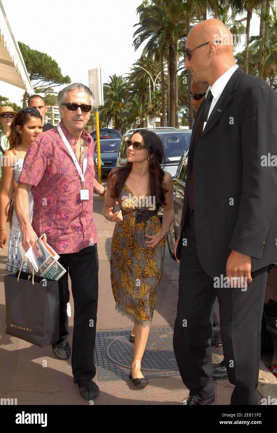 LA chanteuse AMÉRICAINE Norah Jones se déplace sur la Croisette après son photocall le jour d'ouverture du 60ème Festival International du film à Cannes, France, le 16 mai 2007. Photo par ABACAPRESS.COM Banque D'Images