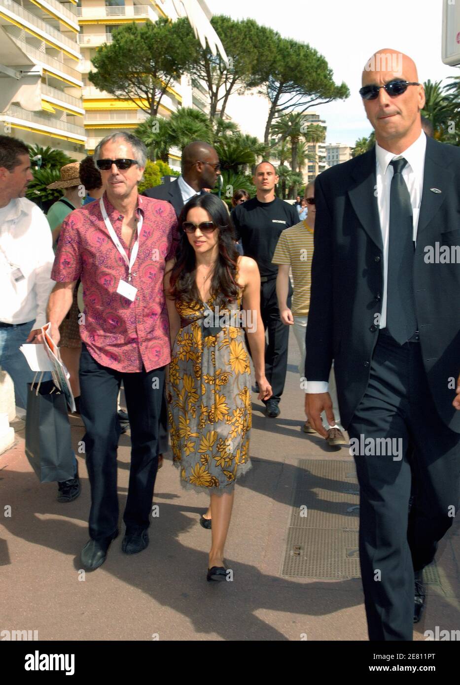 LA chanteuse AMÉRICAINE Norah Jones se déplace sur la Croisette après son photocall le jour d'ouverture du 60ème Festival International du film à Cannes, France, le 16 mai 2007. Photo par ABACAPRESS.COM Banque D'Images