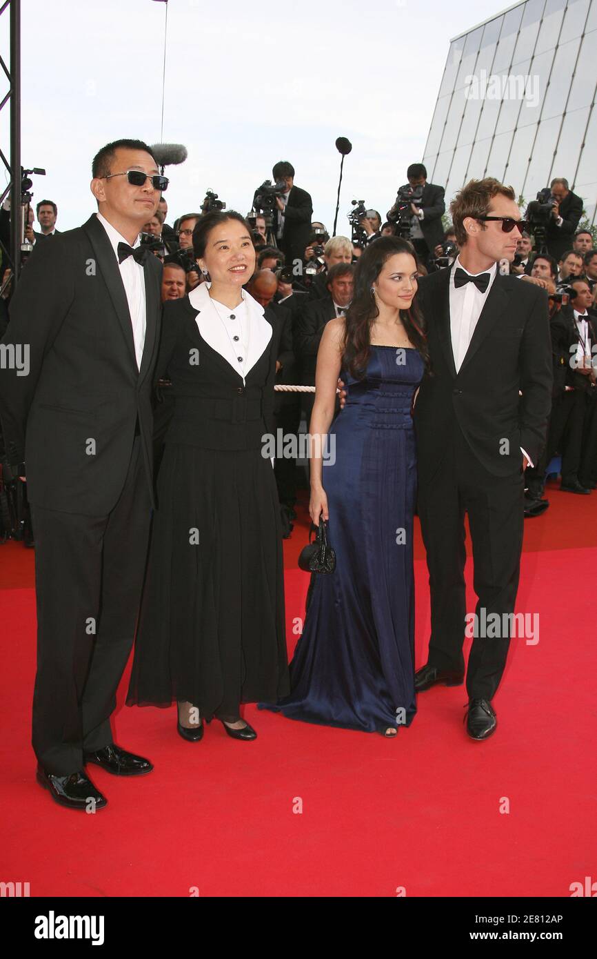 Le réalisateur Wong Kar Wai et son épouse, les membres de la troupe l'acteur britannique Jude Law et Norah Jones arrivent à la projection du film de Wong Kar Wai 'My Blueberry Nights' présenté en compétition et inaugurent le 60ème Festival International du film de Cannes, France, le 16 mai 2007. Photo de Hahn-Nebinger-Orban/ABACAPRESS.COM Banque D'Images
