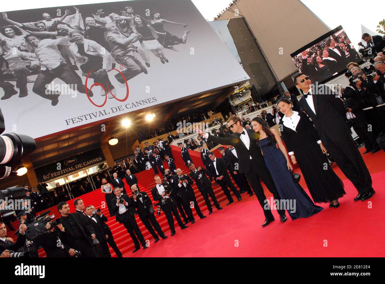 Jude Law et Norah Jones, ainsi que le réalisateur Wong Kar Wai et son épouse, arrivent à la cérémonie d'ouverture et à la projection du film de Wong Kar Wai « My Blueberry Nights » présenté en compétition lors du 60ème Festival international du film à Cannes, en France, le 16 mai 2007. Photo de Hahn-Nebinger-Orban/ABACAPRESS.COM Banque D'Images