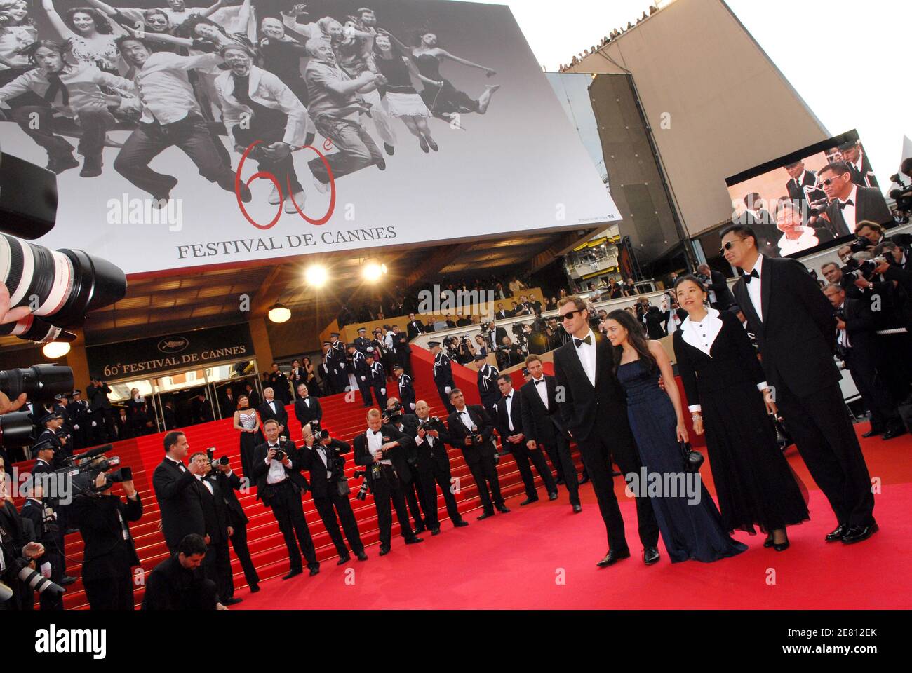 Jude Law et Norah Jones, ainsi que le réalisateur Wong Kar Wai et son épouse, arrivent à la cérémonie d'ouverture et à la projection du film de Wong Kar Wai « My Blueberry Nights » présenté en compétition lors du 60ème Festival international du film à Cannes, en France, le 16 mai 2007. Photo de Hahn-Nebinger-Orban/ABACAPRESS.COM Banque D'Images