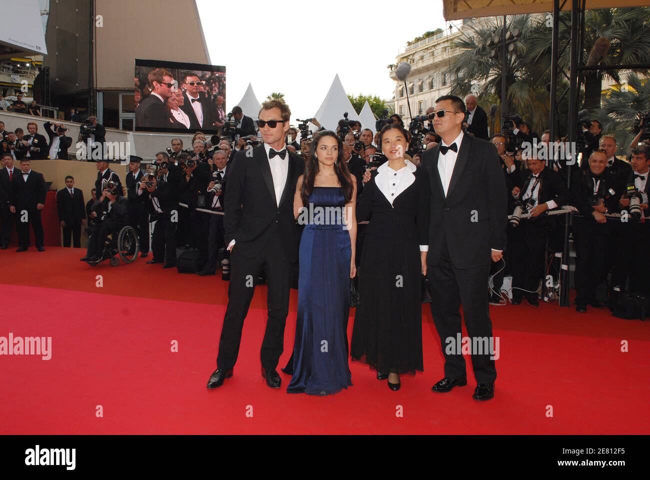 Les membres du casting Jude Law et Norah Jones, ainsi que le réalisateur Wong Kar Wai et son épouse, arrivent à la projection du film de Wong Kar Wai, « My Blueberry Nights », présenté en compétition et inaugurent le 60ème Festival international du film de Cannes, France, le 16 mai 2007. Photo de Hahn-Nebinger-Orban/ABACAPRESS.COM Banque D'Images