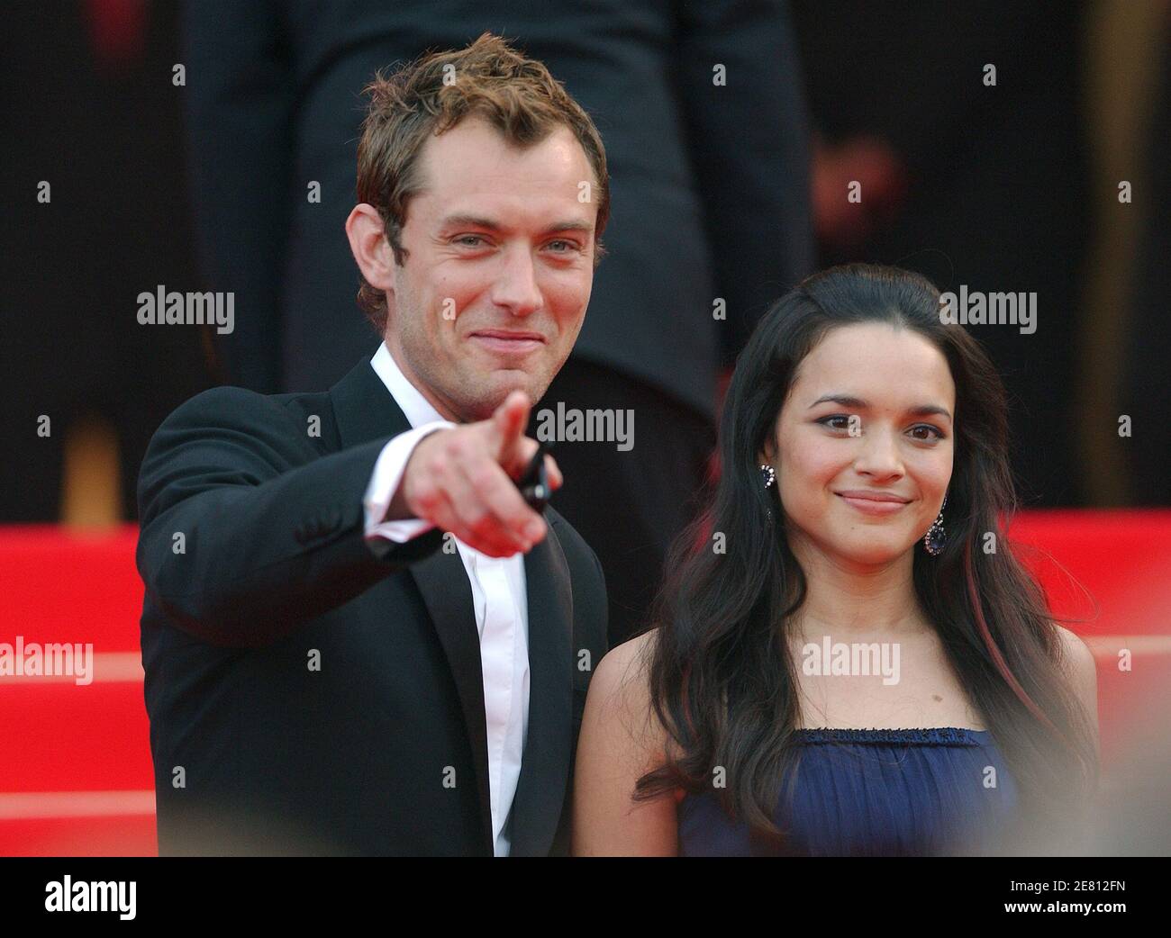 Jude Law et Norah Jones arrivent pour la projection de « My Blueberry Nights » lors du 60ème Festival International du film à Cannes, France, le 16 mai 2007. Photo de Hahn-Nebinger-Orban/ABACAPRESS.COM Banque D'Images