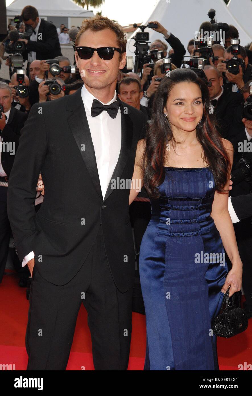 Jude Law et Norah Jones arrivent à la projection du film de Wong Kar Wai 'My Blueberry Nights' présenté en compétition et inaugurent le 60ème Festival international du film de Cannes, France, le 16 mai 2007. Photo de Hahn-Nebinger-Orban/ABACAPRESS.COM Banque D'Images