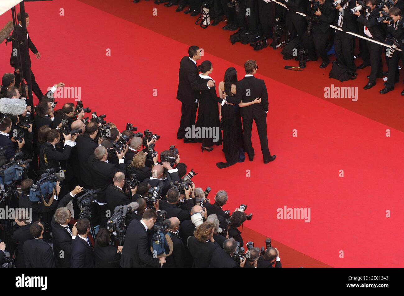 Le réalisateur Wong Kar Wai et son épouse, les membres de la troupe l'acteur britannique Jude Law et Norah Jones arrivent à la projection du film de Wong Kar Wai 'My Blueberry Nights' présenté en compétition et inaugurent le 60ème Festival International du film de Cannes, France, le 16 mai 2007. Photo par ABACAPRESS.COM Banque D'Images