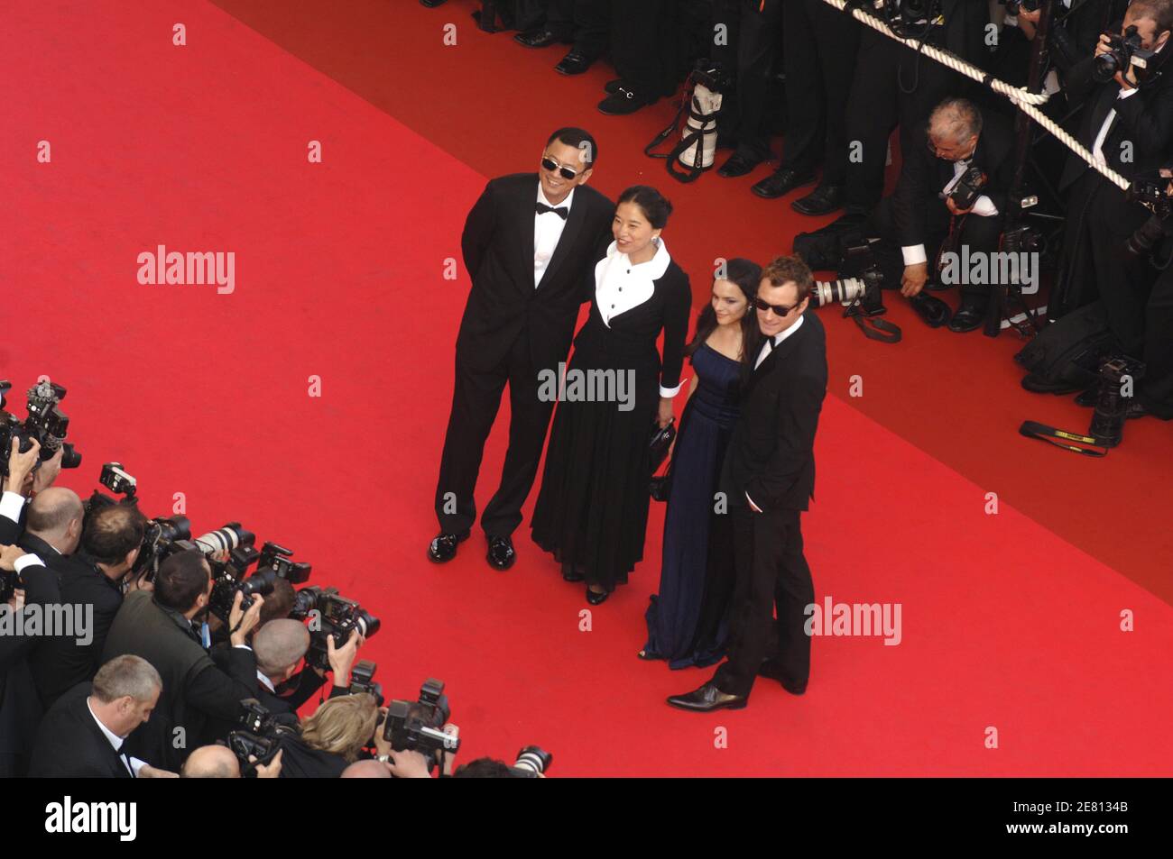 Le réalisateur Wong Kar Wai et son épouse, les membres de la troupe l'acteur britannique Jude Law et Norah Jones arrivent à la projection du film de Wong Kar Wai 'My Blueberry Nights' présenté en compétition et inaugurent le 60ème Festival International du film de Cannes, France, le 16 mai 2007. Photo par ABACAPRESS.COM Banque D'Images