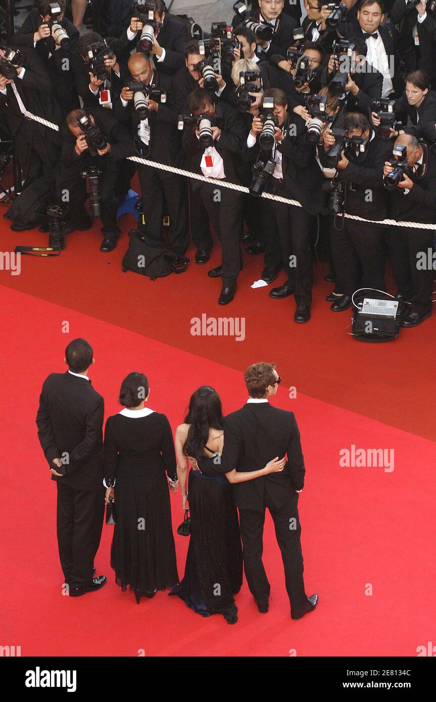 Le réalisateur Wong Kar Wai et son épouse, les membres de la troupe l'acteur britannique Jude Law et Norah Jones arrivent à la projection du film de Wong Kar Wai 'My Blueberry Nights' présenté en compétition et inaugurent le 60ème Festival International du film de Cannes, France, le 16 mai 2007. Photo par ABACAPRESS.COM Banque D'Images