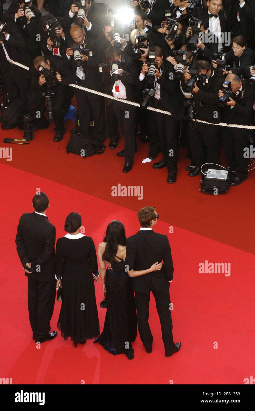 Le réalisateur Wong Kar Wai et son épouse, les membres de la troupe l'acteur britannique Jude Law et Norah Jones arrivent à la projection du film de Wong Kar Wai 'My Blueberry Nights' présenté en compétition et inaugurent le 60ème Festival International du film de Cannes, France, le 16 mai 2007. Photo par ABACAPRESS.COM Banque D'Images