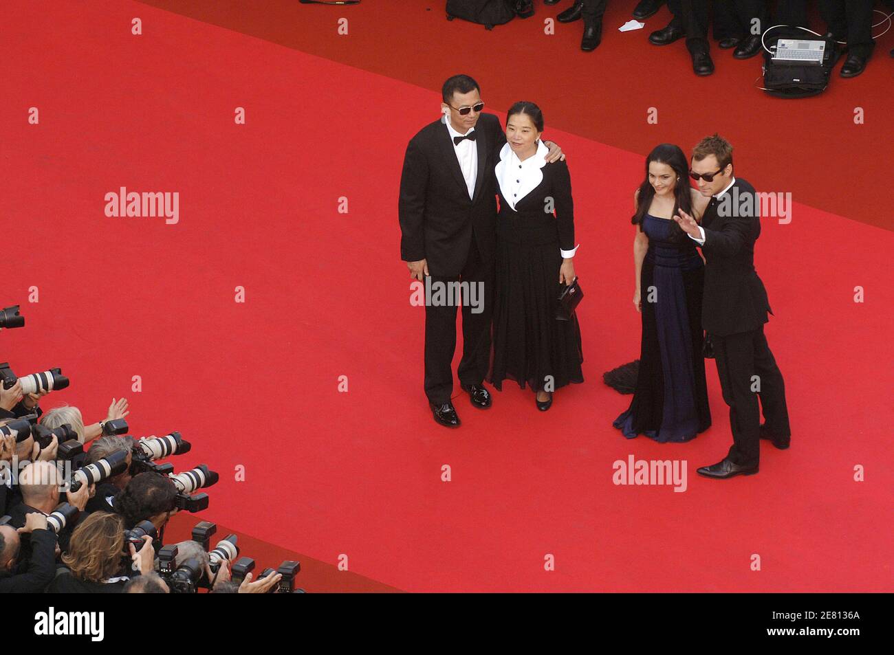 Le réalisateur Wong Kar Wai et son épouse, les membres de la troupe l'acteur britannique Jude Law et Norah Jones arrivent à la projection du film de Wong Kar Wai 'My Blueberry Nights' présenté en compétition et inaugurent le 60ème Festival International du film de Cannes, France, le 16 mai 2007. Photo par ABACAPRESS.COM Banque D'Images