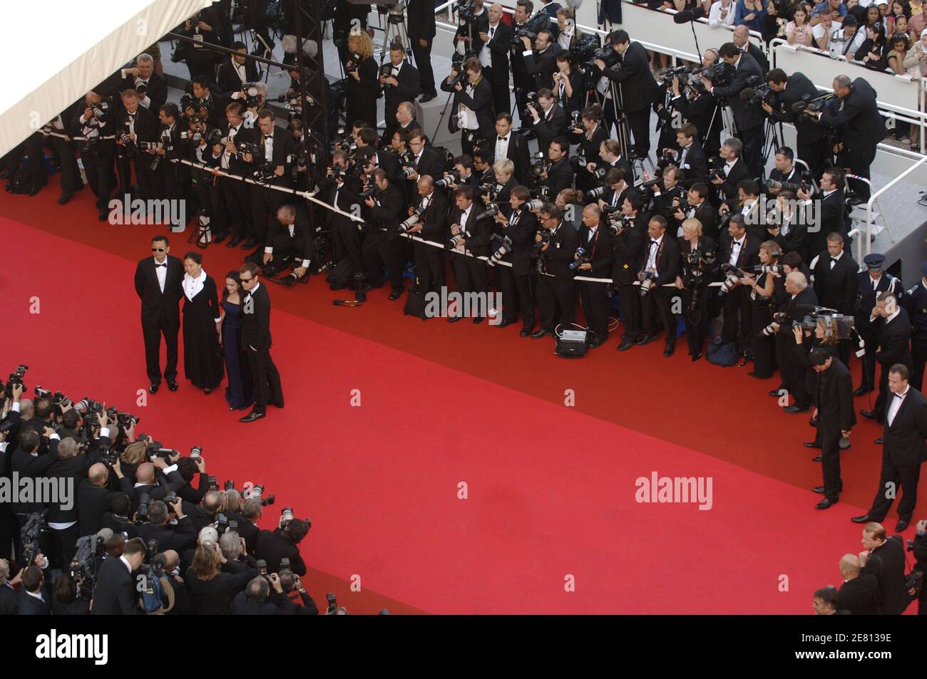 Le réalisateur Wong Kar Wai et son épouse, les membres de la troupe l'acteur britannique Jude Law et Norah Jones arrivent à la projection du film de Wong Kar Wai 'My Blueberry Nights' présenté en compétition et inaugurent le 60ème Festival International du film de Cannes, France, le 16 mai 2007. Photo par ABACAPRESS.COM Banque D'Images