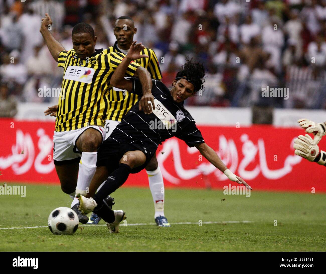 Abed Al Aziz Suaran (R) d'Al Shabab se bat avec Reda Nakeer d'Itihad pour le ballon lors de leur match de football final de la coupe du Roi saoudien à Riyad le 15 mai 2009. REUTERS/Fahad Shadeed (FOOTBALL DE SPORT EN ARABIE SAOUDITE) Banque D'Images
