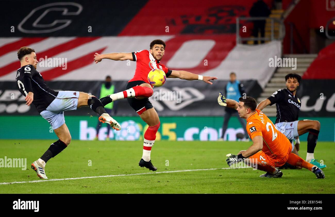 Le Che Adams de Southampton manque une chance tandis que le gardien de but Emiliano Martinez et Matty Cash (à gauche) tentent de l'arrêter lors du match de la Premier League au stade St Mary's, à Southampton. Date de la photo: Samedi 30 janvier 2021. Banque D'Images Le Che Adams de Southampton manque une chance tandis que le gardien de but Emiliano Martinez et Matty Cash (à gauche) tentent de l'arrêter lors du match de la Premier League au stade St Mary's, à Southampton. Date de la photo: Samedi 30 janvier 2021. Banque D'Images