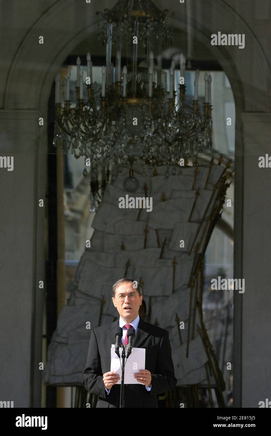 le secrétaire général français du palais de l'Elysée, Claude Guant annonce le nouveau gouvernement du Premier ministre français François Fillon dans la cour de l'Elysée à Paris, France, le 18 mai 2007. Le nouveau gouvernement nommé par le président Nicolas Sarkozy devrait rapidement mettre en place une série de mesures visant à réduire les impôts, à maintenir les trains en service pendant les grèves et à détendre la semaine de travail de 35 heures en France. Photo de Mehdi Taamallah/ABACAPRESS.COM Banque D'Images