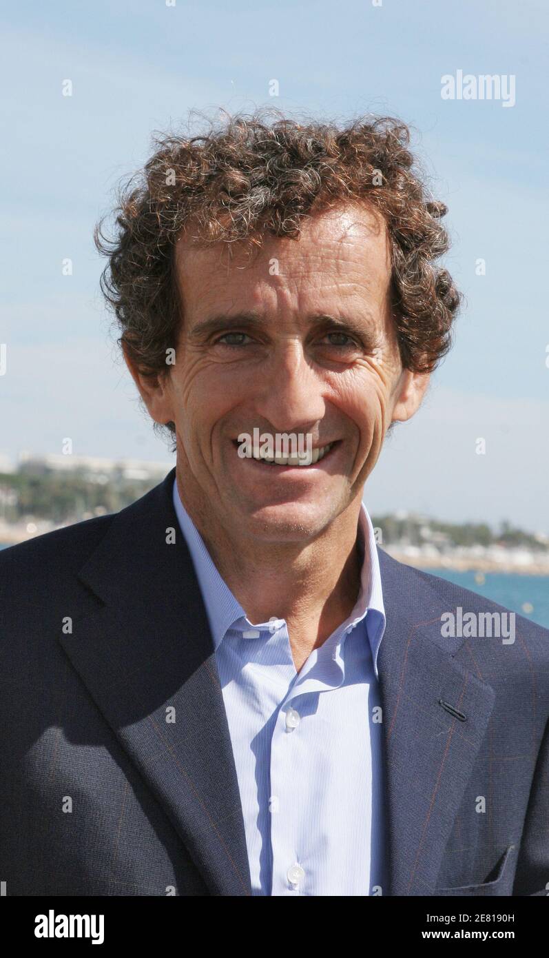 Alain Prost, pilote de légende de Formule 1, pose pour notre photographe à 'Noga Hilton Beach' lors du 60ème Festival International du film à Cannes, France, le 17 mai 2007. Photo de Denis Guignebourg/ABACAPRESS.COM Banque D'Images