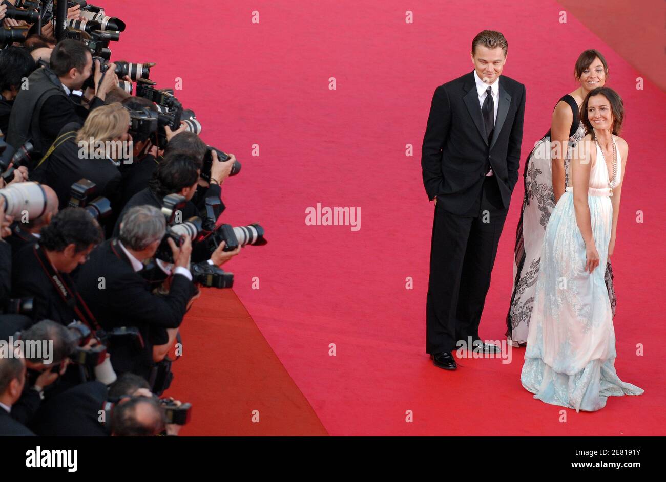 L'acteur AMÉRICAIN Leonardo DiCaprio et les réalisateurs Leila et Nadia Conners arrivent au Palais des Festivals pour la projection du film de Ethan et Joel Coen 'No Country for Old Men' présenté en compétition au 60ème Festival International du film de Cannes, France, le 19 mai 2007. Photo de Hahn-Nebinger-Orban/ABACAPRESS.COM Banque D'Images