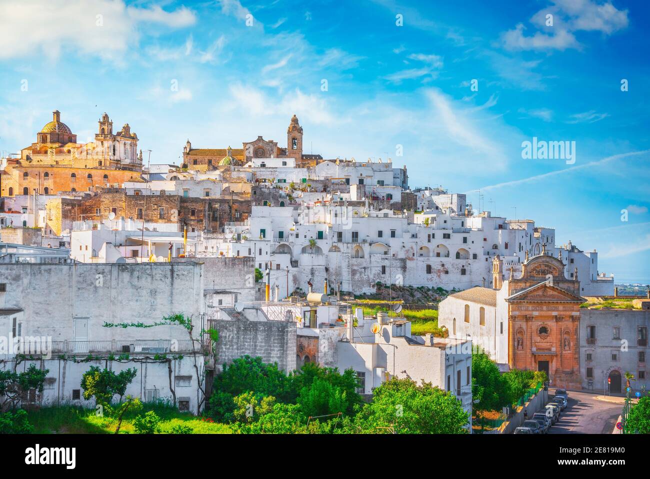 Ville blanche d'Ostuni, Brindisi, Pouilles skyline le sud de l'Italie. L'Europe. Banque D'Images