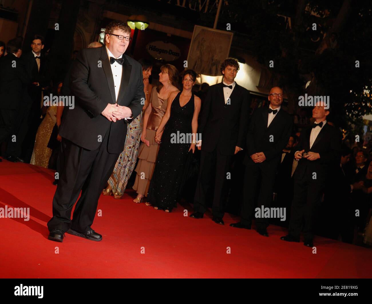 Le réalisateur AMÉRICAIN Michael Moore arrive au Palais des Festivals pour la projection de son film 'SiMKO' présenté hors compétition au 60ème Festival International du film de Cannes, France, le 19 mai 2007. Photo de Hahn-Nebinger-Orban/ABACAPRESS.COM Banque D'Images