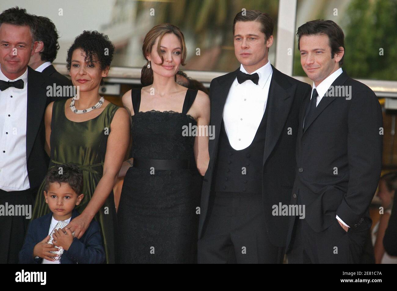 '(de gauche à droite) Michael Winterbottom, Mariane Pearl et son fils Adam, Angelina Jolie, Brad Pitt et Dan Futterman marchent le tapis rouge du Palais des Festivals à Cannes, France, le 21 mai 2007, Pour une projection de gala du film du réalisateur britannique Michael Winterbottom ''A Mighty Heart'' présenté hors compétition au 60ème Festival de Cannes. Angelina Jolie, co-productrice de Brad Pitt, joue la veuve du journaliste Daniel Pearl, tué du Wall Street Journal. Le film traite de l'enlèvement et du meurtre de Pearl au Pakistan en 2002, tout en étudiant une histoire sur les militants islamiques. Photo de Hahn-Nebinger-Orban/ABA Banque D'Images