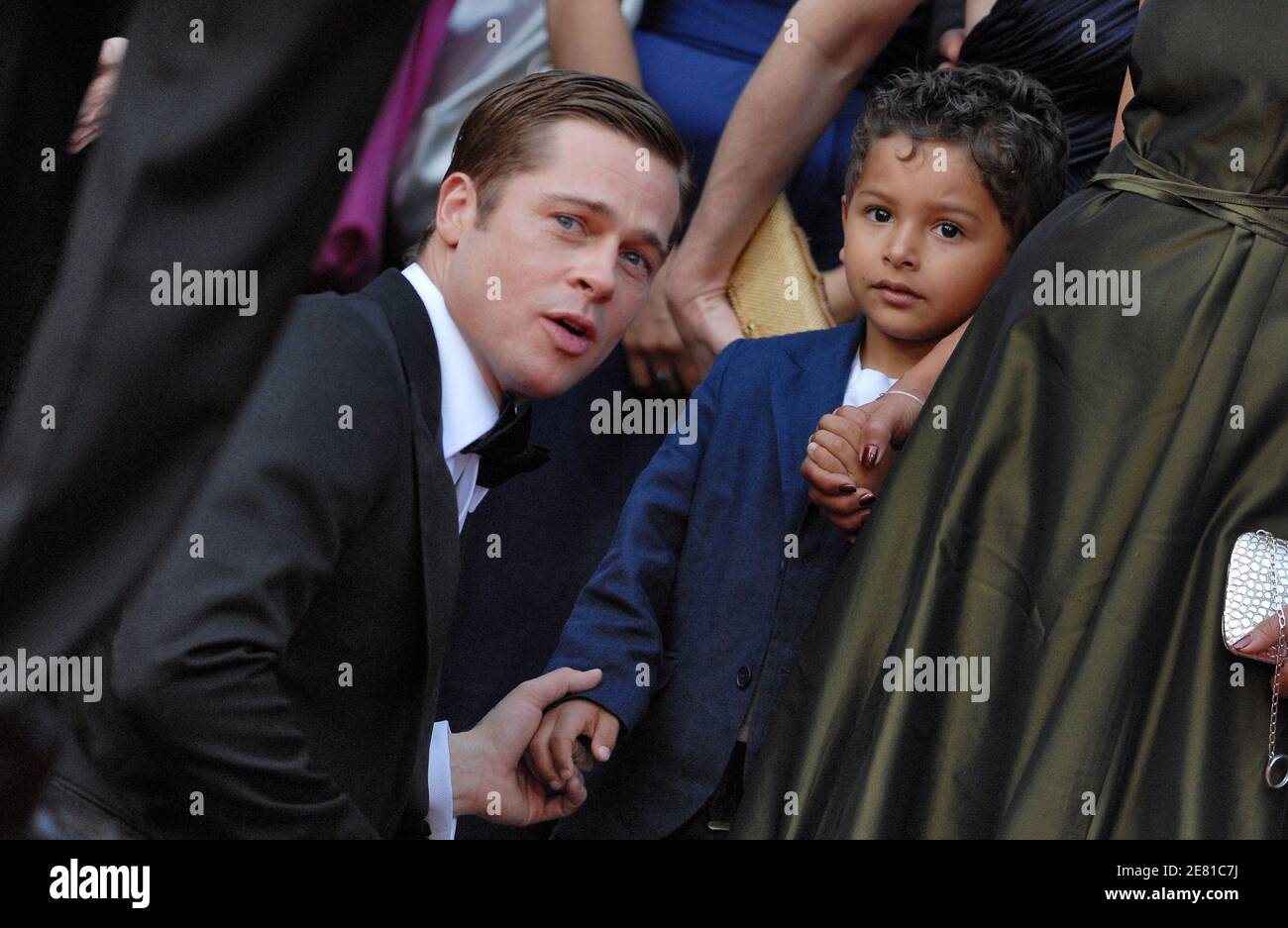 « Brad Pitt et le fils de Mariane Pearl Adam marchent le tapis rouge du Palais des Festivals à Cannes, France, le 21 mai 2007, pour une projection de gala du film « A Mighty Heart » du réalisateur britannique Michael Winterbottom, présenté hors compétition au 60ème Festival de Cannes. Angelina Jolie, co-productrice de Brad Pitt, joue la veuve du journaliste Daniel Pearl, tué du Wall Street Journal. Le film traite de l'enlèvement et du meurtre de Pearl au Pakistan en 2002, tout en étudiant une histoire sur les militants islamiques. Photo de Hahn-Nebinger-Orban/ABACAPRESS.COM' Banque D'Images