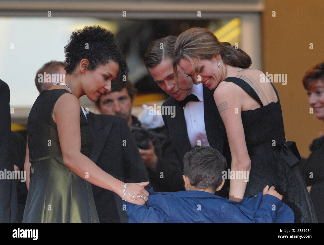 'ariane Pearl, son fils Adam, Angelina Jolie et Brad Pitt marchent le tapis rouge du Palais des Festivals à Cannes, France, le 21 mai 2007, pour une projection de gala du film du réalisateur britannique Michael Winterbottom ''A Mighty Heart'' présenté hors compétition au 60ème Festival de Cannes. Angelina Jolie, co-productrice de Brad Pitt, joue la veuve du journaliste Daniel Pearl, tué du Wall Street Journal. Le film traite de l'enlèvement et du meurtre de Pearl au Pakistan en 2002, tout en étudiant une histoire sur les militants islamiques. Photo de Hahn-Nebinger-Orban/ABACAPRESS.COM' Banque D'Images