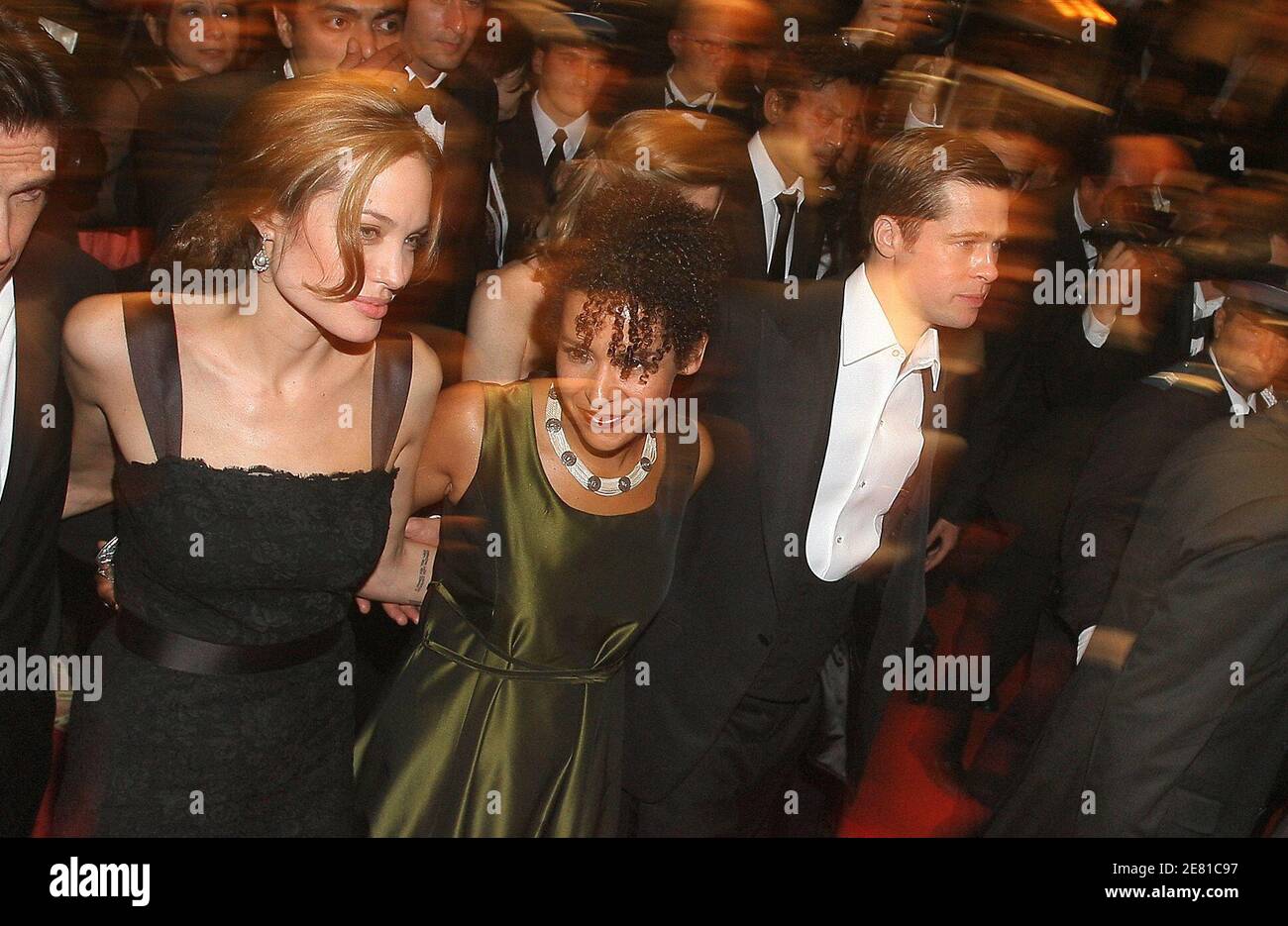 'Angelina Jolie, Mariane Pearl et Brad Pitt quittent le Palais des Festivals à Cannes, France, le 21 mai 2007, après une projection de gala du film du réalisateur britannique Michael Winterbottom ''A Mighty Heart'' présenté hors compétition au 60ème Festival de Cannes. Angelina Jolie, co-productrice de Brad Pitt, joue la veuve du journaliste Daniel Pearl, tué du Wall Street Journal. Le film traite de l'enlèvement et du meurtre de Pearl au Pakistan en 2002, tout en étudiant une histoire sur les militants islamiques. Photo de Hahn-Nebinger-Orban/ABACAPRESS.COM' Banque D'Images