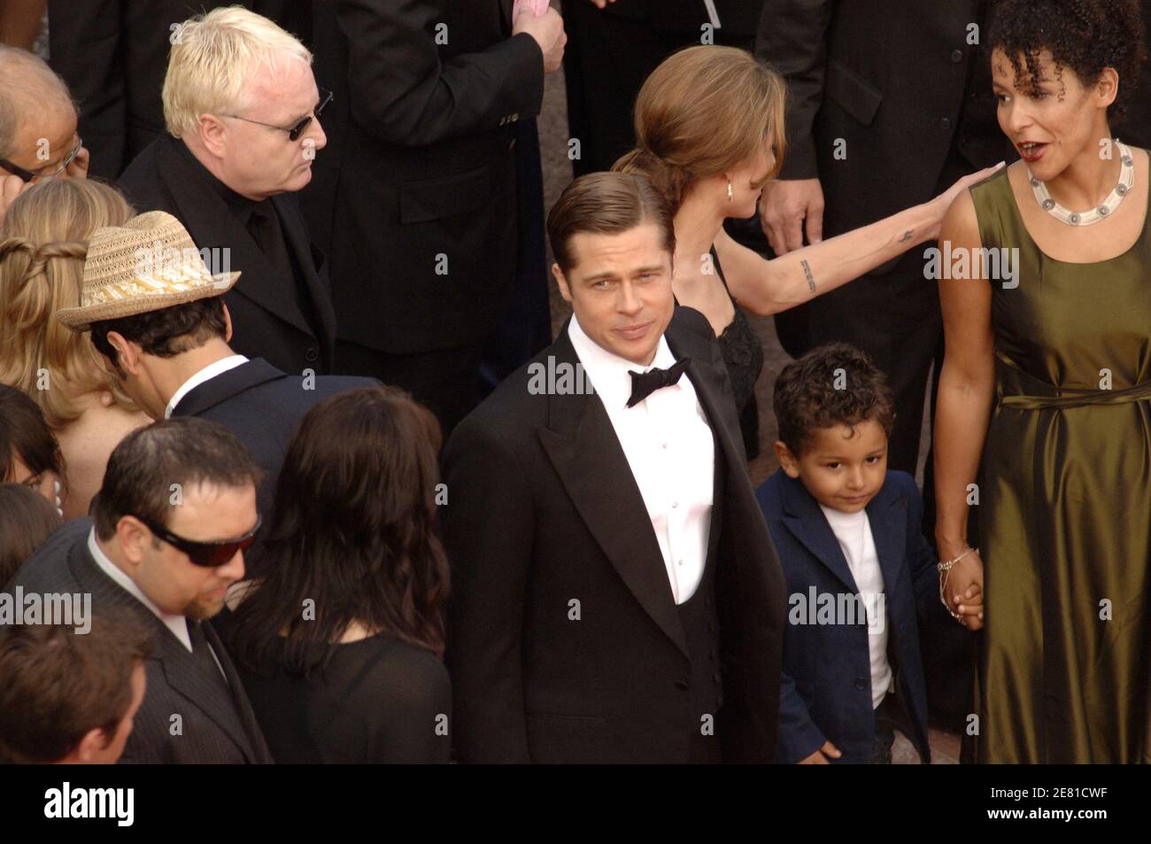 'Brad Pitt, Angelina Jolie, Mariane Pearl et son fils Adam marchent le tapis rouge du Palais des Festivals à Cannes, France, le 21 mai 2007, pour une projection de gala du film du réalisateur britannique Michael Winterbottom ''A Mighty Heart'' présenté hors compétition au 60ème Festival de Cannes. Angelina Jolie, co-productrice de Brad Pitt, joue la veuve du journaliste Daniel Pearl, tué du Wall Street Journal. Le film traite de l'enlèvement et du meurtre de Pearl au Pakistan en 2002, tout en étudiant une histoire sur les militants islamiques. Photo par ABACAPRESS.COM' Banque D'Images