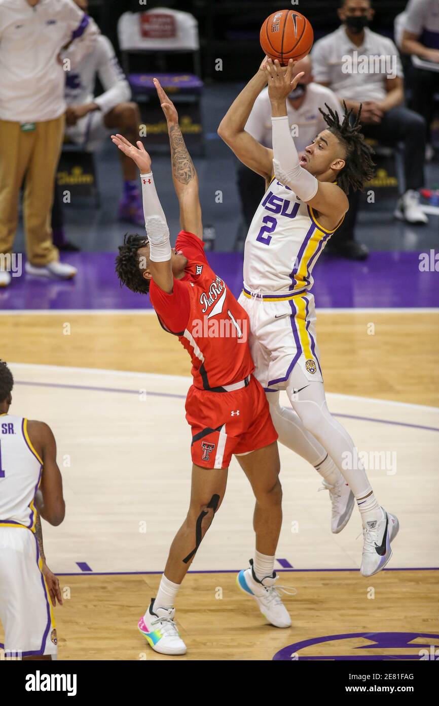 30 janvier 2021 : Trenton Watford de LSU (2) met un coup de feu sur la Terrence Shannon Jr. De Texas Tech (1) lors de l'action NCAA Basketball entre les Red Raiders de Texas Tech et les Tigers de LSU pendant le SEC/Big 12 Challenge au Pete Maravich Assembly Center à bâton Rouge, LA. Jonathan Mailhes/CSM Banque D'Images