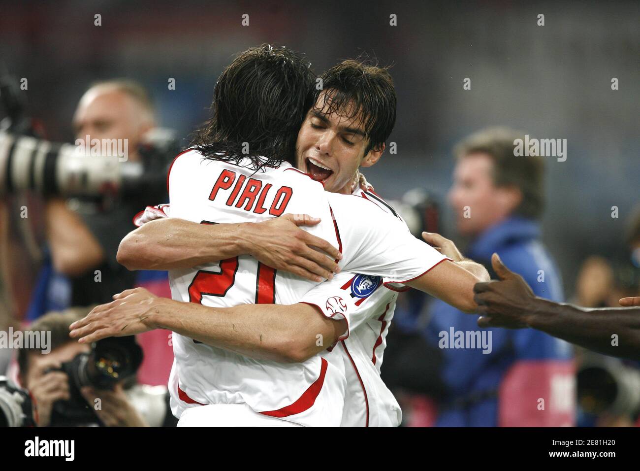 Andrea Pirlo et Kaka d'AC Milan célèbrent le but d'ouverture de l'Inzaghi lors de la finale de la Ligue des champions de l'UEFA, AC Milan v Liverpool au stade olympique, à Athènes, Grèce, le 23 mai 2007. AC Milan a gagné 2-1. Photo de Christian Liewig/ABACAPRESS.COM Banque D'Images