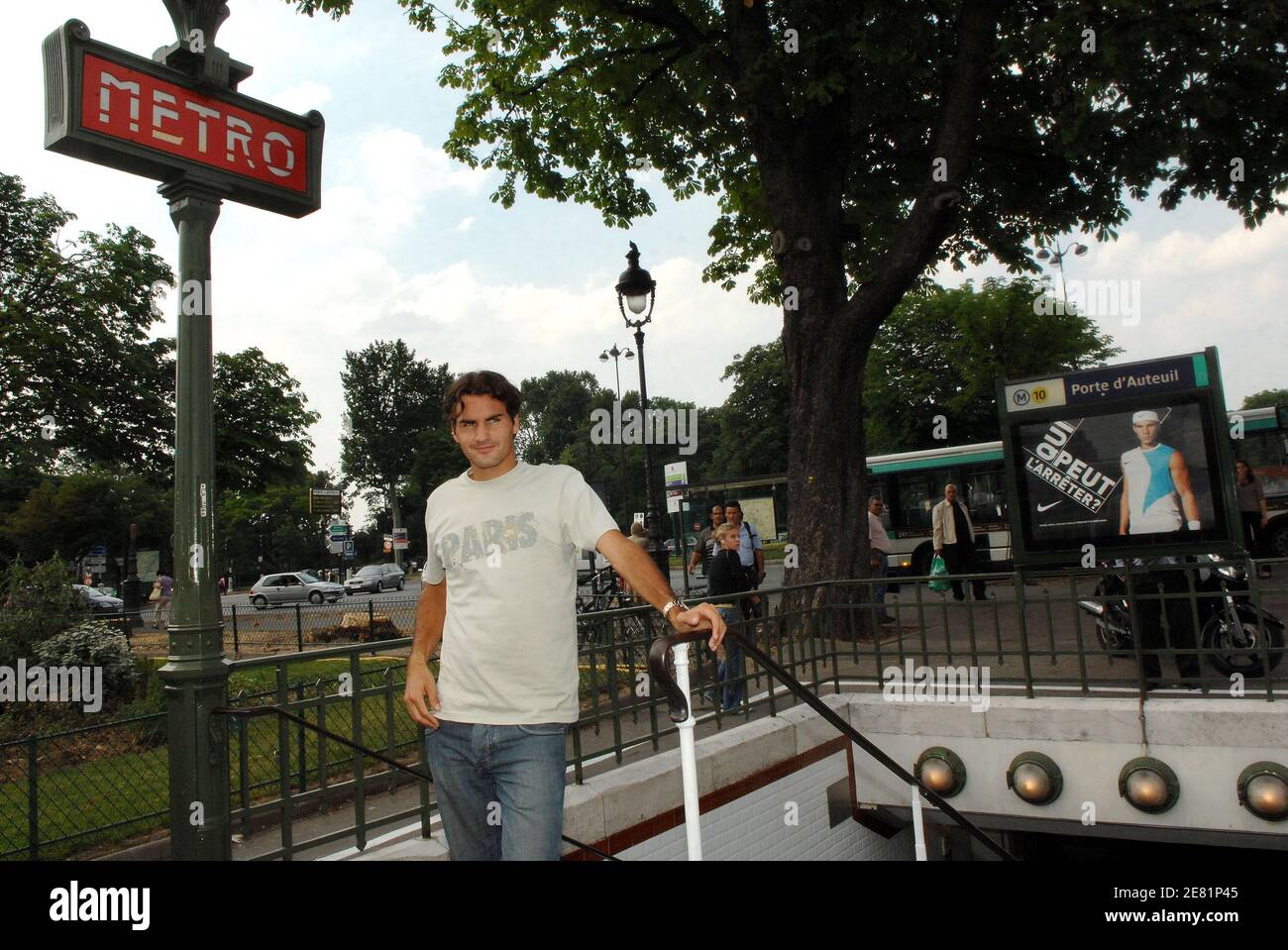 Le joueur de tennis suisse Roger Federer signe une affiche dans le métro de Paris, à Paris, en France, le 25 mai 2007. Photo de Christophe Guibbbaud/Cameleon/ABACAPRESS.COM Banque D'Images